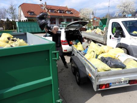 Veliki kontejner se je v soboto dopoldne hitro polnil
